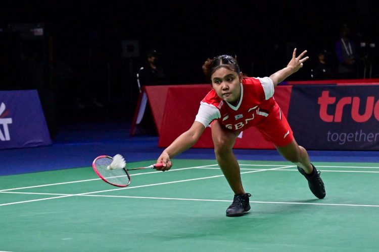 Pemain muda Indonesia Bilqis Prasista saat berlaga melawan pemain Prancis Yaelle Hoyaux pada laga Grup A Piala Uber 2022.