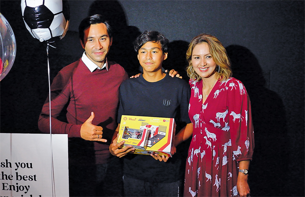 KEJUTAN MANIS: Diego Sinathrya (tengah) mendapat kejutan ulang tahun saat nonton bareng Doctor Strange in the Multiverse of Madness pekan lalu. Donna Agnesia dan Darius Sinathrya, orang tua Diego, sudah merencanakan hal itu dengan penyelenggara acara tanp