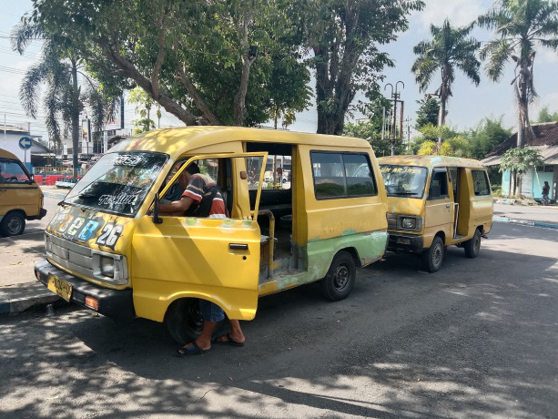 SEPI: Sopir lin menunggu penumpang di Terminal Tawang Alun, Desa Kaliwining, Kecamatan Rambipuji.