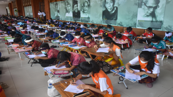 AKSARA BALI : Siswa SD se-Kota Denpasar ikuti Festival Aksara Bali di Universitas Dwijendra.
