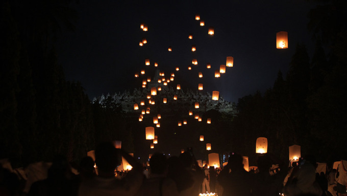 MERIAH: Setelah dua tahun ditiadakan, penerbangan lampion akhirnya kembali digelar. Meski terbatas, antusiasme masyarakat sangat tinggi.