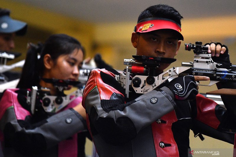 Caption Foto : Foto arsip - Atlet menembak Indonesia Fathur Gustafian (kanan) dan Vidya Rafika Rahmatan Toyyiba mengikuti kualifikasi 10 meter Air Rifle Mixed Team SEA Games 2019 di Philippine Marine Shooting Range Total, Manila, Filipina, Kamis (5/12/201