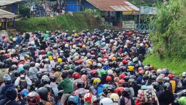 Kemacetan parah di sekitar Masjid Attaawun Puncak Bogor, Minggu (15/5).
