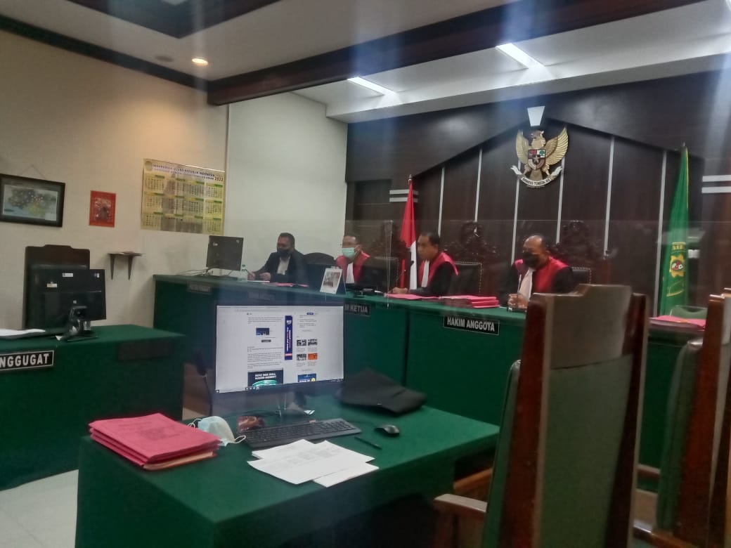 SIDANG DARING: Sidang kasus pemerasan dijalani debt collector di PN Jember secara daring, kemarin. Dalam sidang terungkap bahwa terdakwa Eidi Purnomo Setiawan dan Achmad Nur Cahyono merampas sepeda motor milik Fatah Ibrahim yang sudah lunas.