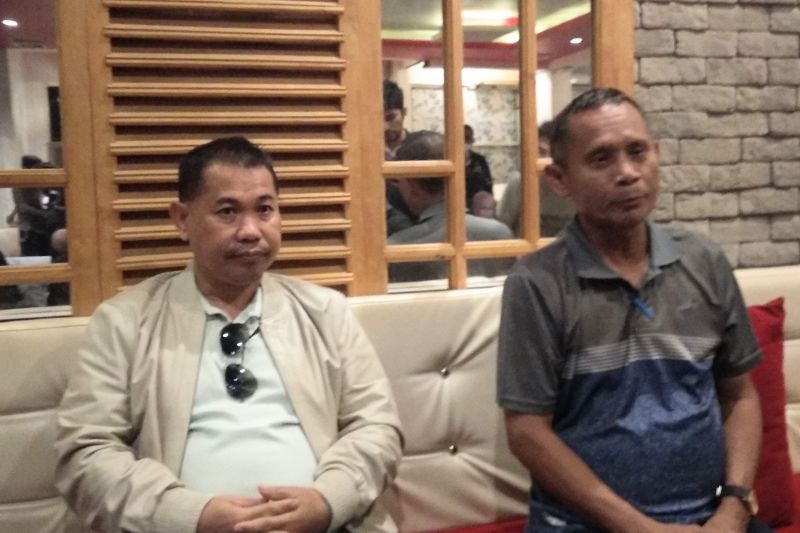 Caption Foto : Manajer timnas sepak takraw Surianto (kanan) didampingi Sekum PSTI Sulsel Nukrawi Nawir memberikan keterangan pers sebelum bertolak ke Vietnam di Makassar, Sabtu (14/5/2022).