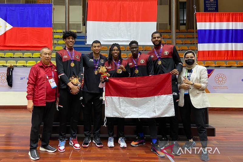 Caption Foto : Ketua Umum PP Perbasi Danny Kosasih dan Sekjen PP Perbasi Nirmala Dewi berfoto bersama sejumlah pemain naturalisasi yang memperkuat tim basket pada ajang SEA Games Vietnam 2021 di Thanh Try Gymnasium, Hanoi, Minggu (22/5/22).