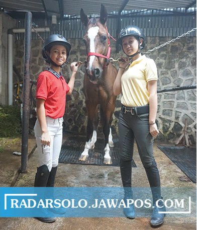 Caption Foto : TANGGUH: Alenn menunggangi kudanya dalam latihan di de Christo Equine Park di Mojayan, Klaten.