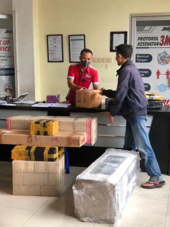 SIBUK: Salah satu jasa pengiriman paket terpantau naik di Jember. (ACHMAD FAIZ/RADAR JEMBER)