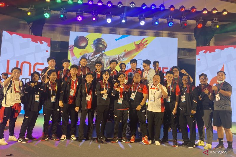Timnas esport nomor PUBG Mobile berfoto bersama usai Alan Raynold Kumaseh meraih perak pada nomor PUBG Mobile solo SEA Games ke-31 di National Convention Center, Hanoi, Rabu (18/5/2022).