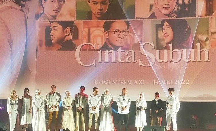 Para cast menyanyikan lagu berjudul Ikhtiarku dalam acara gala premier film Cinta Subuh di bilangan Epicentrum Rasuna Said Jakarta Selatan Sabtu (14/5) malam.