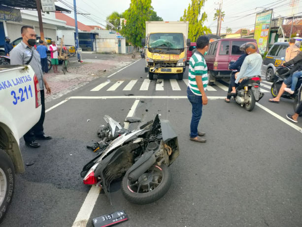 HANCUR: Kondisi motor yang dikendarai korban. Kini, kasus kecelakaan tersebut telah ditangani oleh Satlantas Polres Jember.