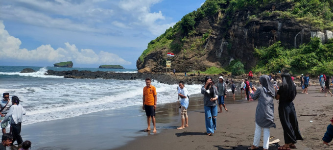 RAMAI: Para pengunjung menikmati keindahan Pantai Watu Ulo.