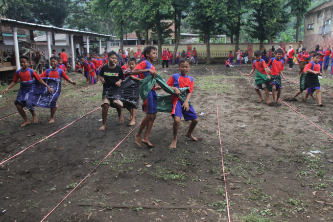 BAHAGIA: Siswa SDN Sumberejo 5, Kecamatan Ambulu, sedang melakukan keseruan lomba berlari dalam sarung. Suasana gembira di sekolah menjadi salah faktor utama untuk mengurangi faktor putus sekolah.