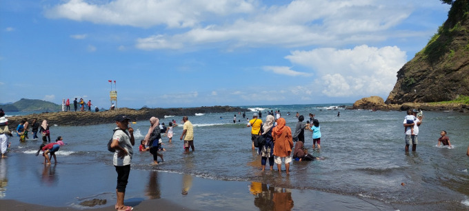 RAMAI: Suasana Pantai Watu Ulo yang dipadati pengunjung.