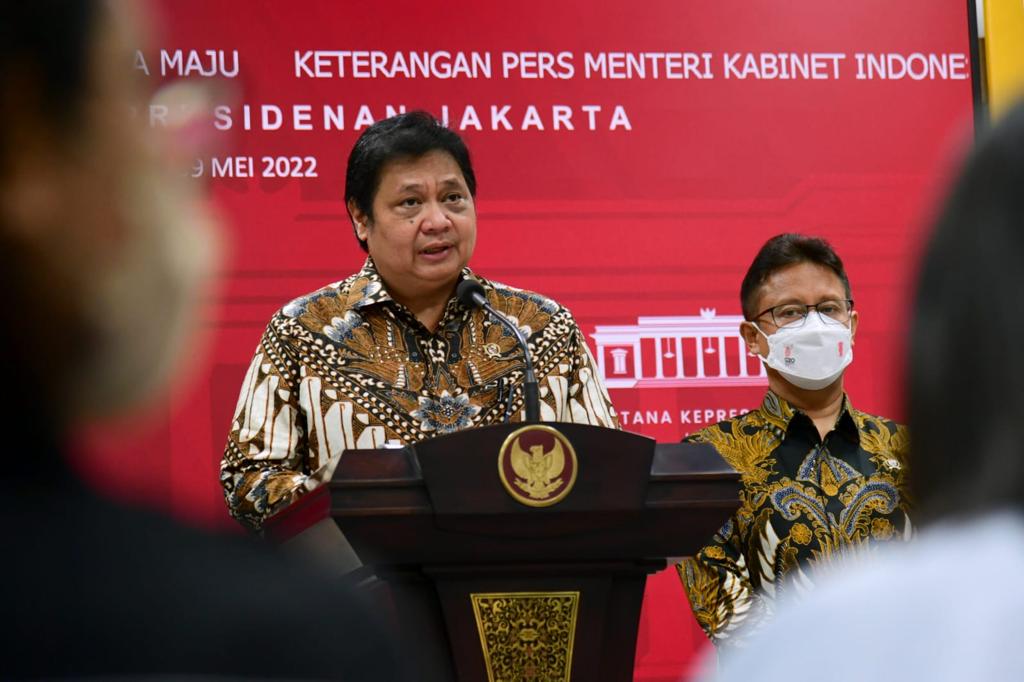 PANDEMI TERKENDALI: Menko Bidang Perekonomian Airlangga Hartarto memberi keterangan pers bersama Menteri Kabinet Indonesia Maju di Jakarta, Senin (9/5).