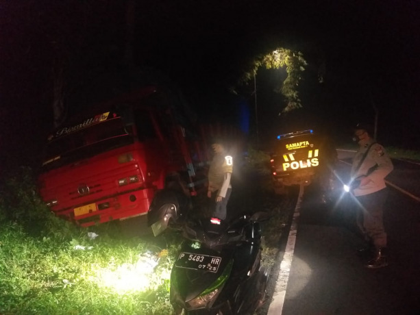TERPEROSOK: Truk Fuso S 8319 US yang menabrak tebing di jalur Gumitir, Desa Garahan, Kecamatan Silo, Jember.