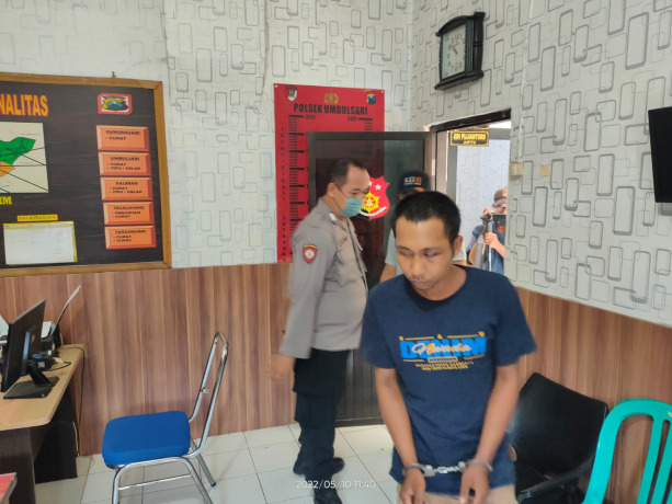 JALANI PEMERIKSAAN: Sulaiman, pelaku pencurian motor di areal persawahan Dusun Kandangrejo, Desa Sukorejo, Umbulsari, Jember.