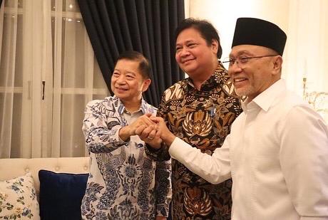 POROS BARU: Ketua Umum Partai Golkar Airlangga Hartarto, Ketum Partai Persatuan Pembangunan (PPP) Suharso Monoarfa, dan Ketum Partai Amanat Nasional (PAN) Zulkifli Hasan menggelar pertemuan di Jakarta, Kamis (12/5) petang.