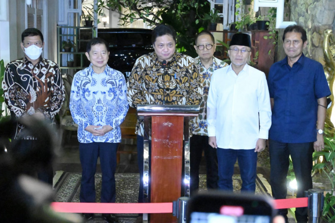 KOALISI BARU: Ketua Umum Partai Golkar Airlangga Hartarto, Ketum PPP Suharso Monoarfa, dan Ketum PAN Zulkifli Hasan, serta sejumlah petinggi partai menggelar pertemuan di Jakarta, Kamis (12/5) petang.