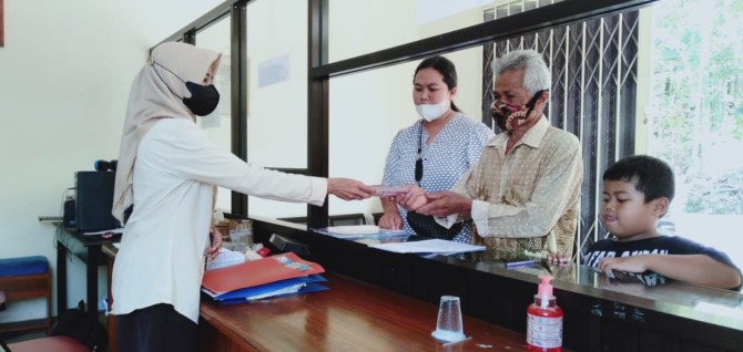 Kini warga Desa Sumberjo, Kecamatan Batuwarno, Kabupaten Wonogiri lebih memilih meminjam uang ke Badan Usaha Milik Desa (BUMDes) ketimbang ke rentenir, karena lebih aman dari jeratan bunga.