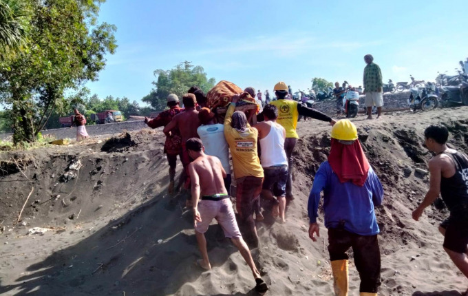 EVAKUASI: Warga membawa mayat perempuan pencari rongsokan yang ditemukan di Pantai Paseban, Kencong, Jember.