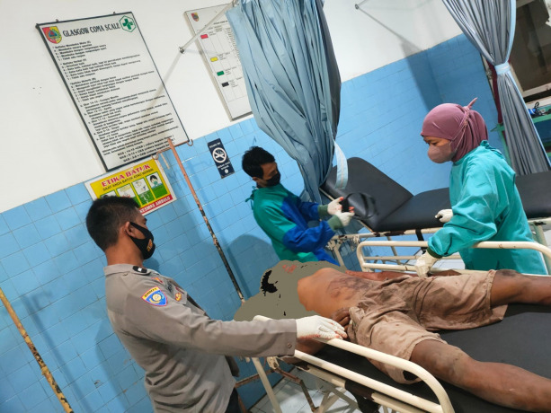 MENINGGAL DI TKP: Jenazah korban penyeroyokan saat dibawa ke Puskesmas Ambulu. Dari kasus ini, polisi menangkap lima pelaku, serta memburu lima pelaku lain yang hingga kini masih buron.