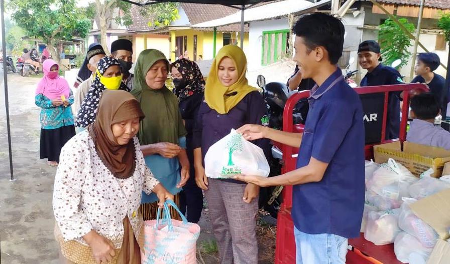 PEDULI: Anggota Karta Heppiii Community membagikan paket sembako. Aksi sosial ini juga disambung dengan perbaikan fasum dan fasos di 18 desa di Jember.