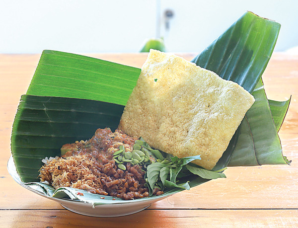 Caption: Nasi pecel makanan jadul sampai sekarang ini tetap digemari banyak orang