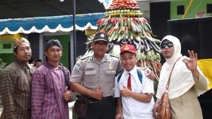 Caption: Aipda Gangsal Wirajati bersama salah seorang anak asuh, polisi tersebut tidak ingin melihat di Jogjakarta ada anak putus sekolah karena itu mereka lalu ia sekolahkan menggunakan duit pribadi.