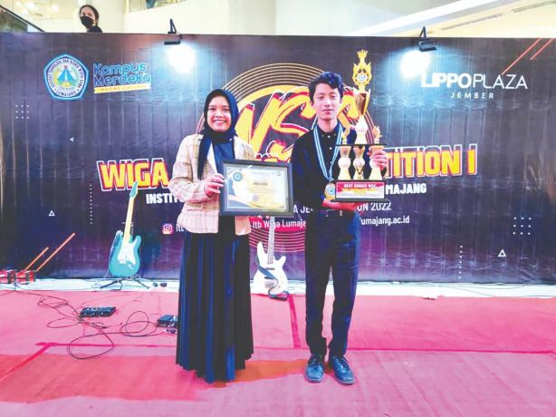 JARING TALENT: Rektor ITB Wiga Lumajang Dr Ratna Wijayanti Daniar Paramita SE MM bersama seluruh peserta Wiga Singing Competition (WSC) I di atrium utama Lippo Plaza Jember, akhir pekan kemarin.