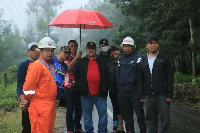 SEMANGAT: Wabup Bondowoso Irwan Bachtiar Rahmat turun langsung dalam kerja bakti bersama warga di wilayah Kecamatan Ijen.