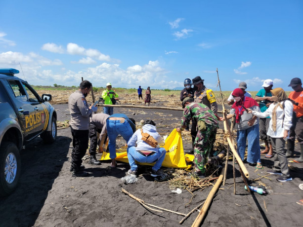 TANPA IDENTITAS: Polisi mengevakuasi jenazah korban yang ditemukan meninggal tanpa busana di Pantai Bulurejo, Paseban, Kencong, Jember, Jumat (13/5).