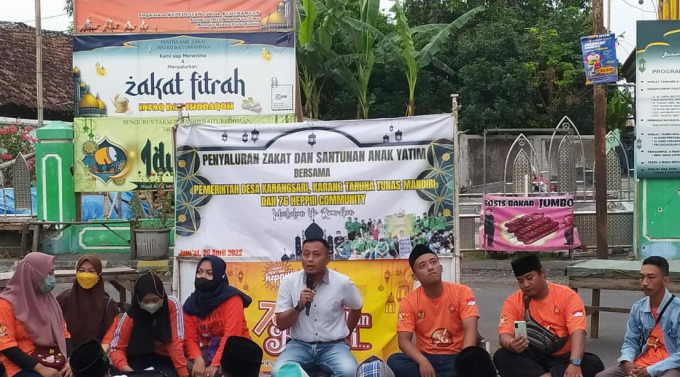 BERNILAI SOSIAL: Penyaluran santunan kepada anak yatim di Desa Karangsari, Lumajang.
