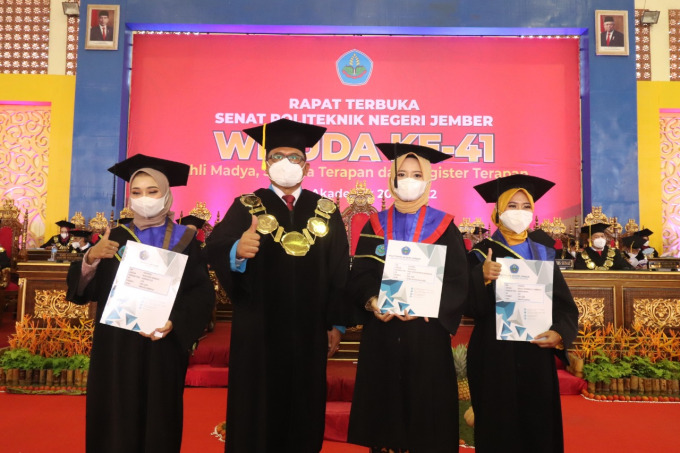 WISUDA: Politeknik Negeri Jember melaksanakan kegiatan Wisuda ke-41.