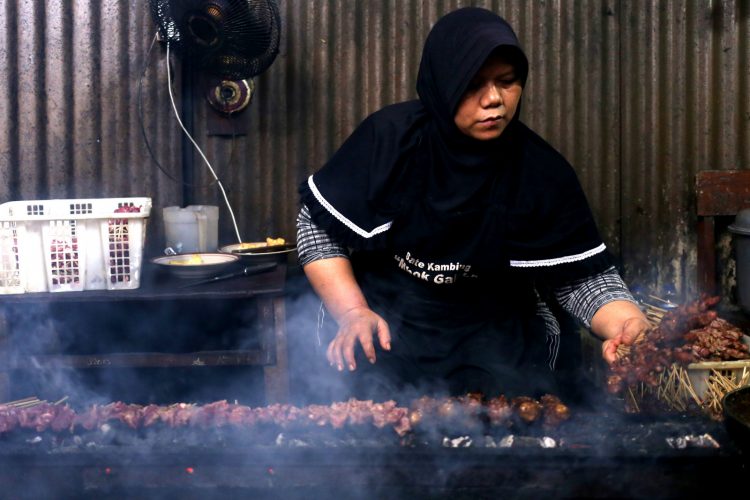 Dibuntel lalu dibakar dan proses pembakaran sate menjadi tahap penting dan bisa menentukan kelezatan sate tersebut.