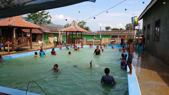 Suasana cafe rooftop, di malam hari di Desa Wiroko, Tirtomoyo, Wonogiri., Jawa Tengah.