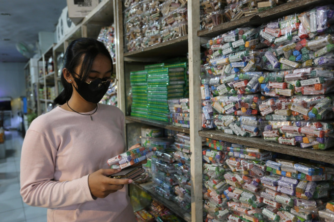 KHAS JEMBER: Suwar-suwir yang dijual di sejumlah toko di Jember menjadi jajanan Lebaran yang cocok dibuat oleh-oleh untuk keluarga di rumah. (AHMAD MA