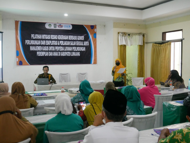 MENYUSUN: Sejumlah perwakilan instansi dan kelompok masyarakat sedang menyusun SOP kasus kekerasan berbasis gender di Lumajang. Hal itu menyusul banyaknya kasus kekerasan, akhir-akhir ini.