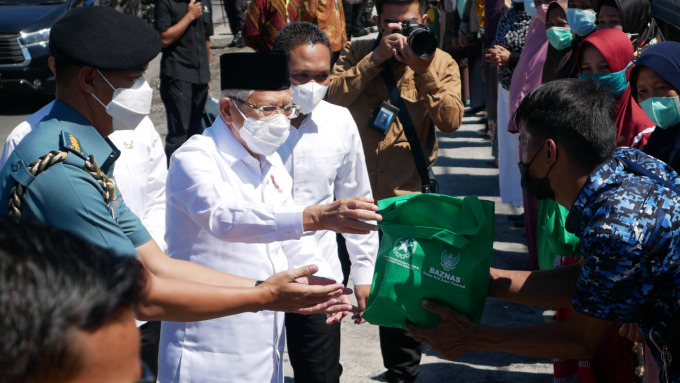 DEKAT: Kedekatan Wakil Presiden Republik Indonesia KH Ma’ruf Amin saat menyerahkan bantuan kepada puluhan warga Desa Jarit, Kecamatan Candipuro, siang kemarin.