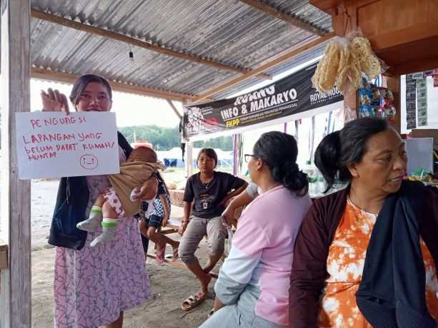 BIMBANG: Sejumlah pengungsi yang tersisa di lapangan Desa Penanggal, Kecamatan Candipuro, diminta kembali mengungsi ke kantor desa.