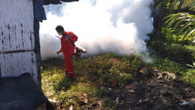 DIBASMI: Tim kesehatan dari Dinkes Dalduk KB Lumajang melakukan fogging di Dusun Ranupakis, Desa Kaliboto Kidul, Kecamatan Jatiroto, kemarin. Fogging dilakukan setelah enam warga terpapar virus cikungunya.