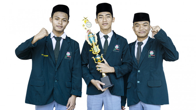 BERPRESTASI: Tiga siswa MA Unggulan Nuris, M. Ramadani Rahman, Muhammad Azhar Zanky, dan M. Ilham Zhamir menemukan konsep baru tentang sumber energi gas pengganti LPG.