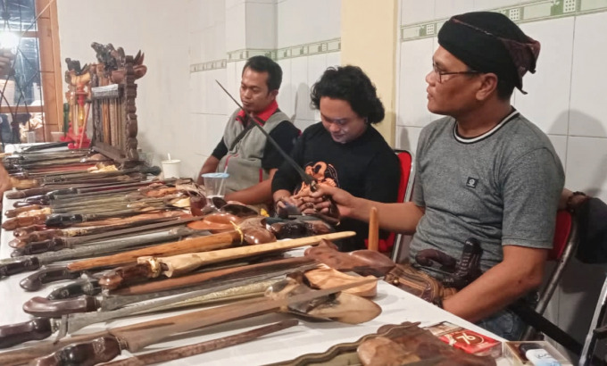 WARISAN BUDAYA: Sejumlah pencinta keris memamerkan koleksi pusaka keris di Jember Art Festival (J-Art Fest) di Jalan PB Sudirman, Jember.