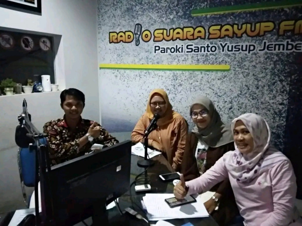 CAKAP: Andika Raju, penyiar muslim di radio komunitas kristiani, menjadi inspirasi akan pentingnya toleransi beragama.   