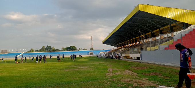 TAHAP PENYELESAIAN: Stadion Notohadinegoro yang mendadak menjadi arena pertandingan sepak bola untuk laga ekshibisi Porprov pada 17 Juni mendatang terus dipersiapkan karena belum tuntas, kemarin.
