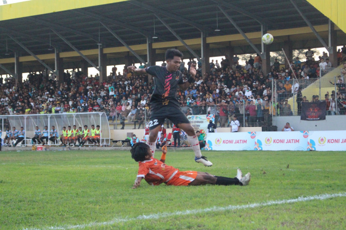 DITEKEL: Salah satu pemain Pasuruan saat menyapu bola dari kaki pemain Jember. Laga berakhir 1-0 dengan kemenangan Jember.
