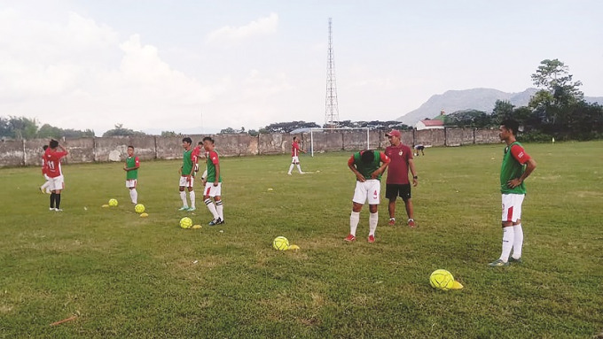 SENGIT: Para pemain bola berlaga di lapangan untuk persiapan Porprov Jember.
