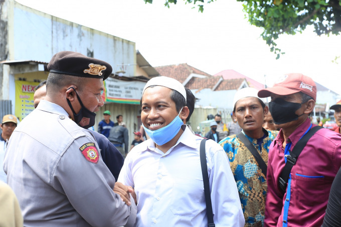 SIAP TEKEN IJAZAH: Kepala MTs Albadar baru, Lukman Syah menyatakan siap meluluskan 18 siswa asalkan dua syarat dipenuhi, yakni aman dari hukum serta semua siswa meminta maaf.