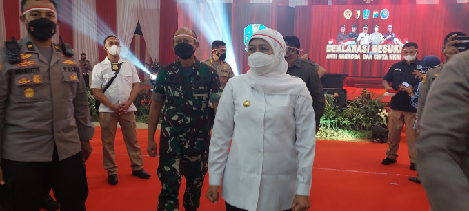 KOMPAK: Gubernur Jatim Khofifah Indar Parawansa mengajak warga Jember dan Jatim untuk memerangi narkoba, kemarin.
