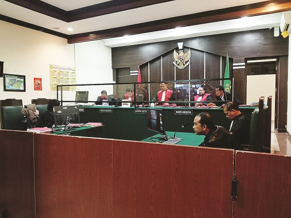 PEMERIKSAAN TERDAKWA: Sidang pemeriksaan terdakwa kasus jual beli lobster ilegal berlangsung semidaring di PN Jember.   